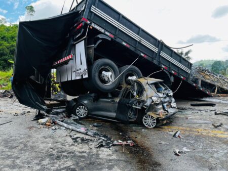 Acidente entre ônibus, carreta e carro deixa 22 mortos na BR-116, em Teófilo Otoni - Foto: Divulgação/Corpo de Bombeiros