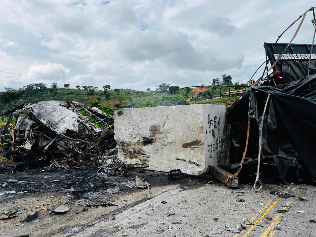 Acidente entre ônibus, carreta e carro deixa 22 mortos na BR-116, em Teófilo Otoni - Foto: Divulgação/Corpo de Bombeiros