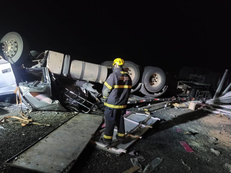 Motorista morre após carreta tombar em rodovia de MG - Foto: Divulgação/Corpo de Bombeiros