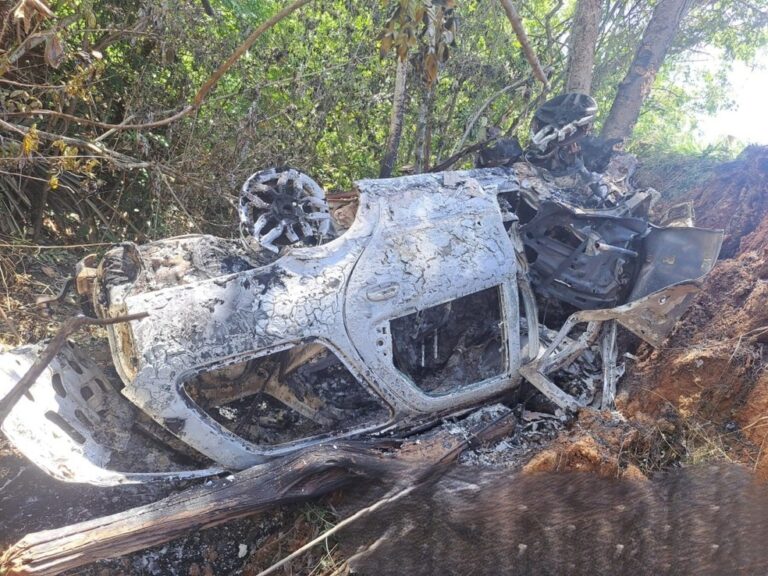 Carro capota, pega fogo e deixa dois jovens mortos em rodovia de MG - Foto: Divulgação/Polícia Militar Rodoviária