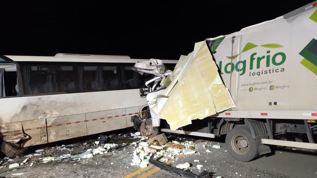 Acidente entre ônibus e caminhão deixa morto e feridos na MG-129, em Mariana - Foto: Divulgação/CBMMG