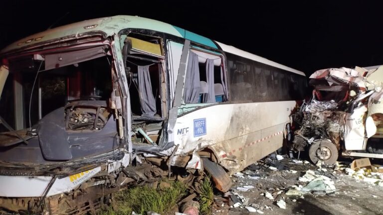 Acidente entre ônibus e caminhão deixa morto e feridos na MG-129, em Mariana - Foto: Divulgação/CBMMG