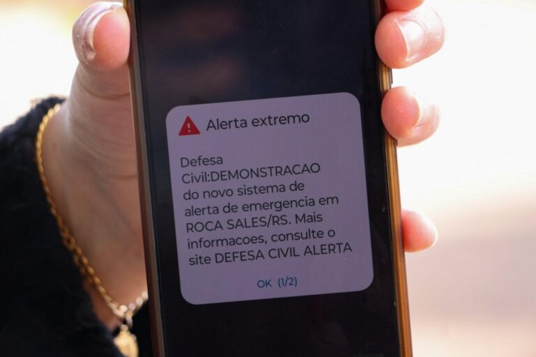 Defesa Civil Nacional testa alerta sonoro no celular de moradores em BH - Foto: Luis André / Secom/Governo do RS