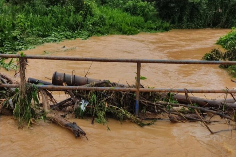 Idoso morre ao tentar atravessar ponte e ser arrastado por enxurrada em MG - Foto: Divulgação/CBMMG