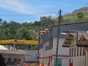 Pilha de rejeitos atingiu casa e posto de combustível em Conceição do Pará - Foto: Divulgação/Corpo de Bombeiros