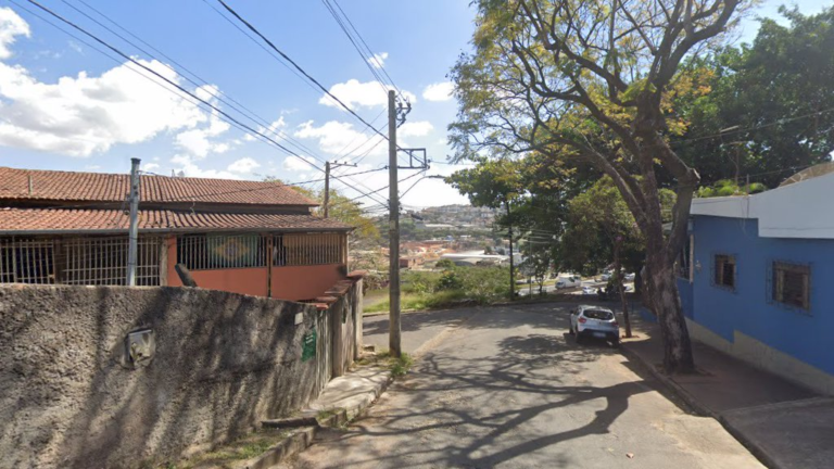 Queda de árvore deixa moradores do bairro Madre Gertrudes, em BH, sem energia - Foto: Reprodução/Google Street View