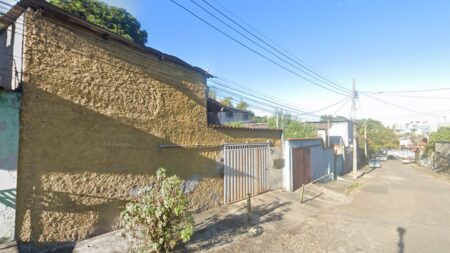 Casa desaba no bairro Parque São Pedro, em BH - Foto: Reprodução/Google Street View