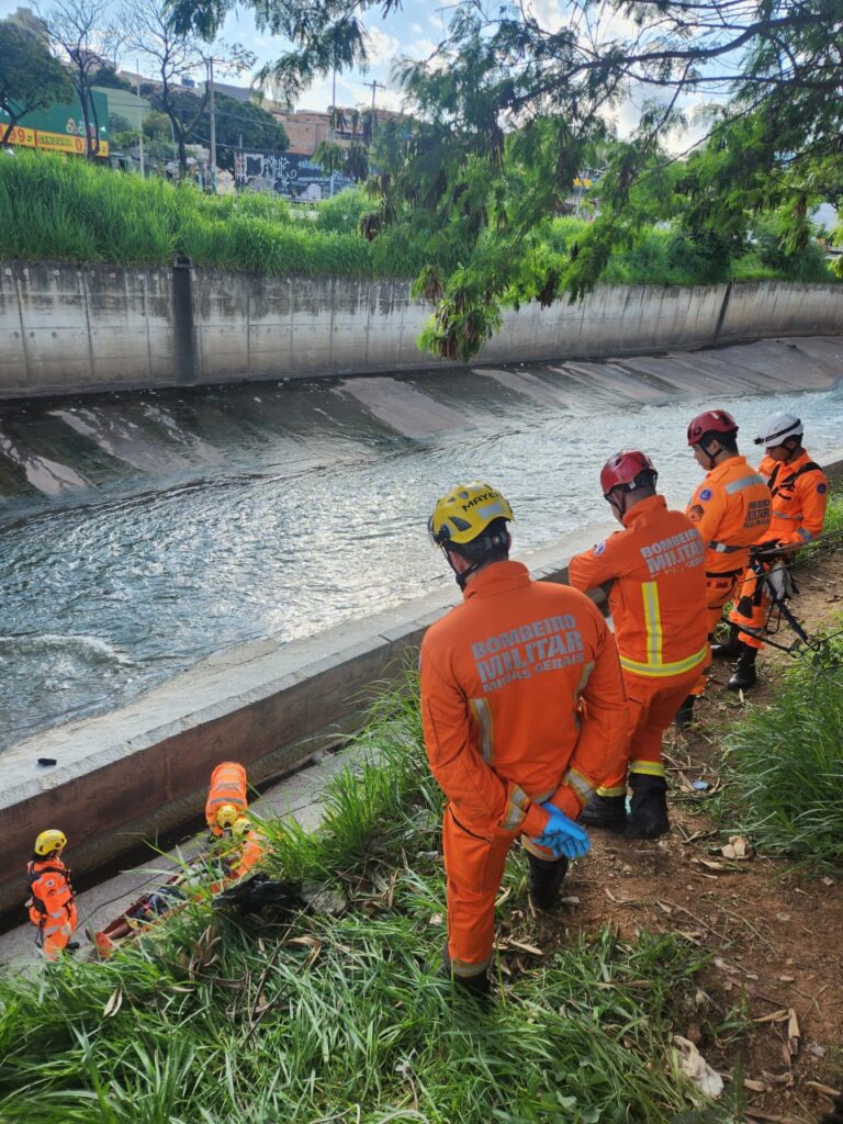 Morador de rua cai no rio Arrudas, é resgatado em estado grave em BH - Foto: Divulgação/ CBMMG