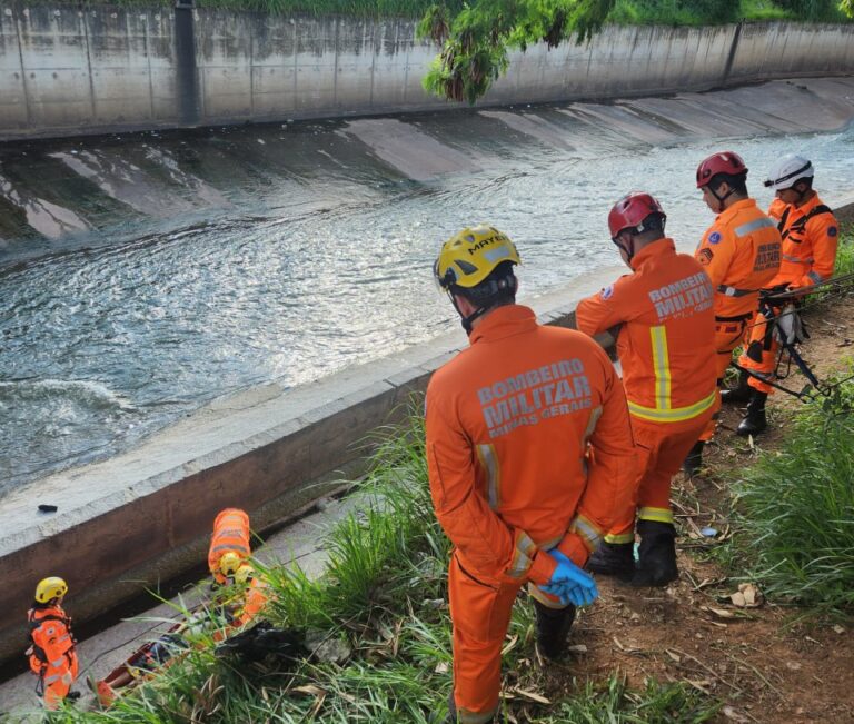 Morador de rua cai no rio Arrudas, é resgatado em estado grave em BH - Foto: Divulgação/ CBMMG