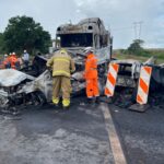 Acidente grave deixa três mortos carbonizados na BR-365, em Ituiutaba - Foto: Divulgação/Corpo de Bombeiros