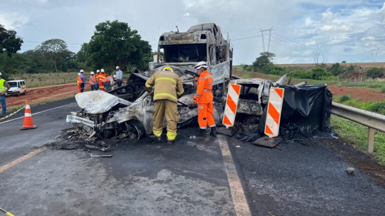 Acidente grave deixa três mortos carbonizados na BR-365, em Ituiutaba - Foto: Divulgação/Corpo de Bombeiros