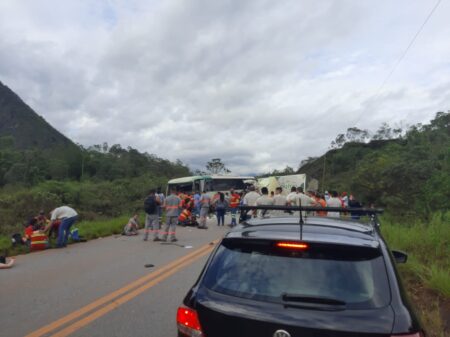 Acidente entre ônibus e caminhão deixa morto e feridos na MG-129, em Mariana - Foto: Reprodução/Redes Sociais