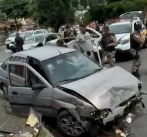 Homem em fuga da PM bate contra carro de aplicativo e deixa três feridos em BH - Foto: Reprodução/Redes Sociais