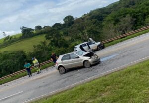 Acidente frontal entre carros deixa dois gravemente feridos na BR-040, em Carandaí - Foto: Reprodução/Redes Sociais