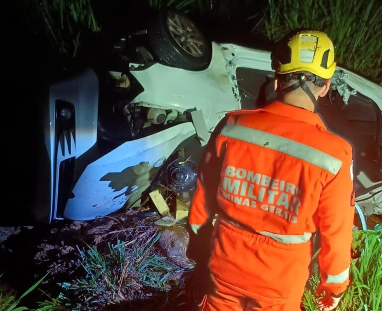 Médico morre após carro cair em ribanceira de 15 metros em rodovia de MG - Foto: Divulgação/Corpo de Bombeiros