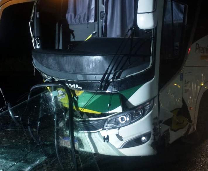 Homem morre após acidente entre caminhonete e ônibus na BR-116, em Manhuaçu - Foto: Divulgação/PRF