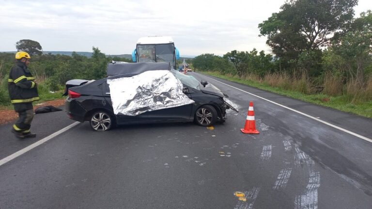 Quatro pessoas morrem após acidente entre carro e ônibus em rodovia de MG - Foto: Divulgação/PMMG