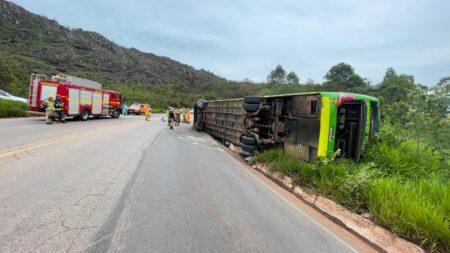 Ônibus de viagem tomba e deixa vítimas na BR-356, em Itabirito - Foto: Divulgação/Corpo de Bombeiros