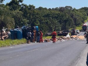 Duas pessoas ficam feridas após acidente entre carretas na BR-365 - Foto: Divulgação/Corpo de Bombeiros