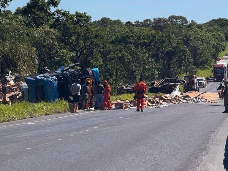 Duas pessoas ficam feridas após acidente entre carretas na BR-365 - Foto: Divulgação/Corpo de Bombeiros