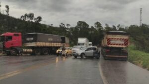 Acidente entre carro e carreta deixa homem ferido na BR-381, em Caeté - Foto: Reprodução/Redes Sociais