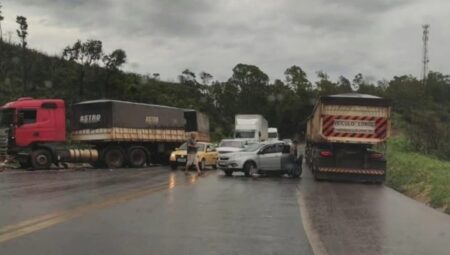 Acidente entre carro e carreta deixa homem ferido na BR-381, em Caeté - Foto: Reprodução/Redes Sociais