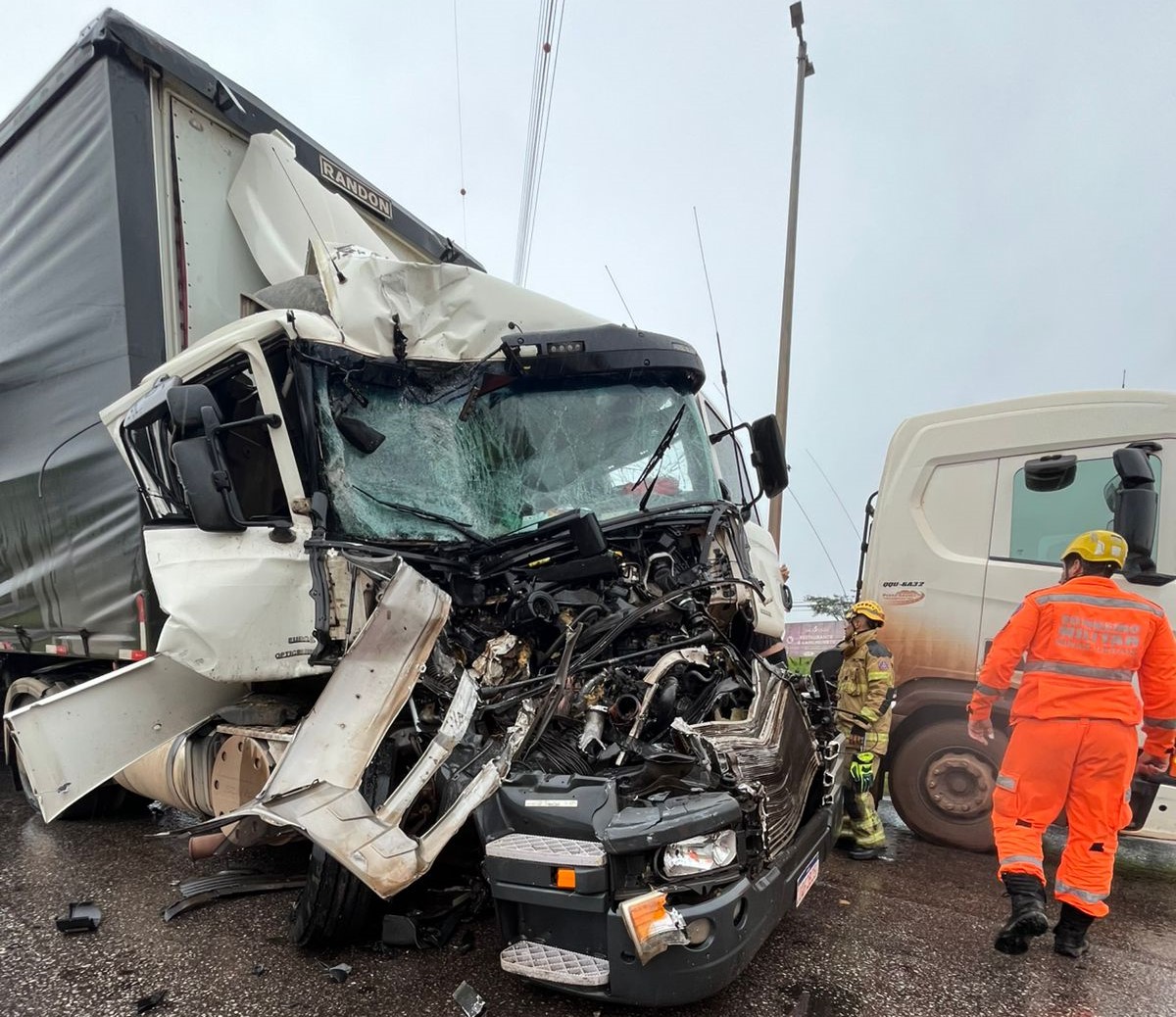 Acidente entre carreta e ônibus deixa oito feridos na BR-381, na Grande BH - Foto: Divulgação/ CBMMG