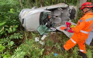 Casal e crianças ficam feridos após acidente na BR-381, em João Monlevade - Foto: Divulgação/CBMMG