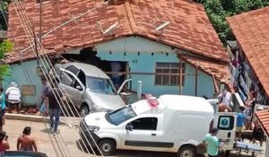 Carro colide com casa, mata idoso e deixa dois feridos no Norte de Minas - Foto: Reprodução/Redes Sociais