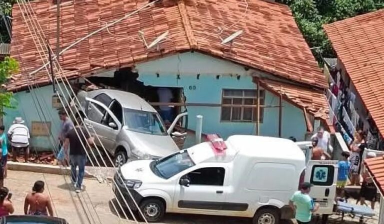 Carro colide com casa, mata idoso e deixa dois feridos no Norte de Minas - Foto: Reprodução/Redes Sociais