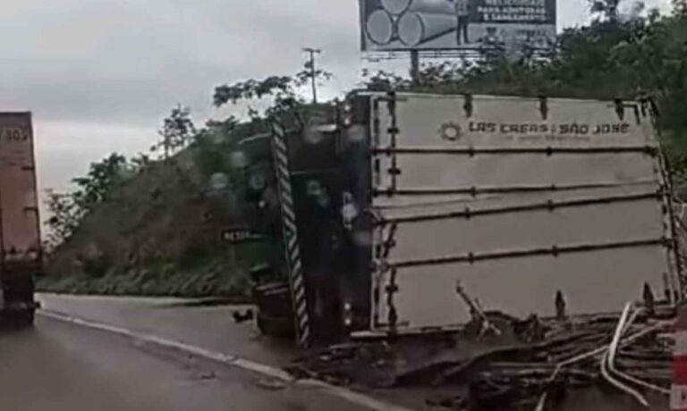 Carreta tomba e motorista fica ferido na Rodovia Fernão Dias, em Igarapé - Foto: Reprodução/Redes Sociais