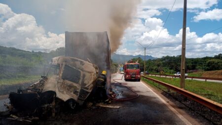 Carreta pega fogo após acidente e fecha Rodovia Fernão Dias, em Itatiauiçu - Foto: Divulgação/Corpo de Bombeiros