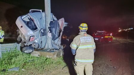 Motorista morre após carro atingir poste na LMG-800, em Confins - Foto: Divulgação/CBMMG