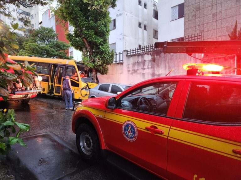 Ônibus escolar bate em árvore e deixa crianças feridas no bairro Santa Efigênia, em BH - Foto: Divulgação/Corpo de Bombeiros