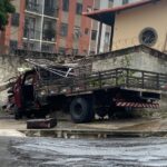 Caminhão bate em poste e deixa ferido no bairro Serra, em BH - Foto: Divulgação/Corpo de Bombeiros