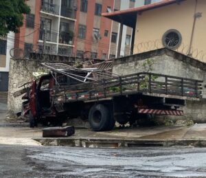 Caminhão bate em poste e deixa ferido no bairro Serra, em BH - Foto: Divulgação/Corpo de Bombeiros