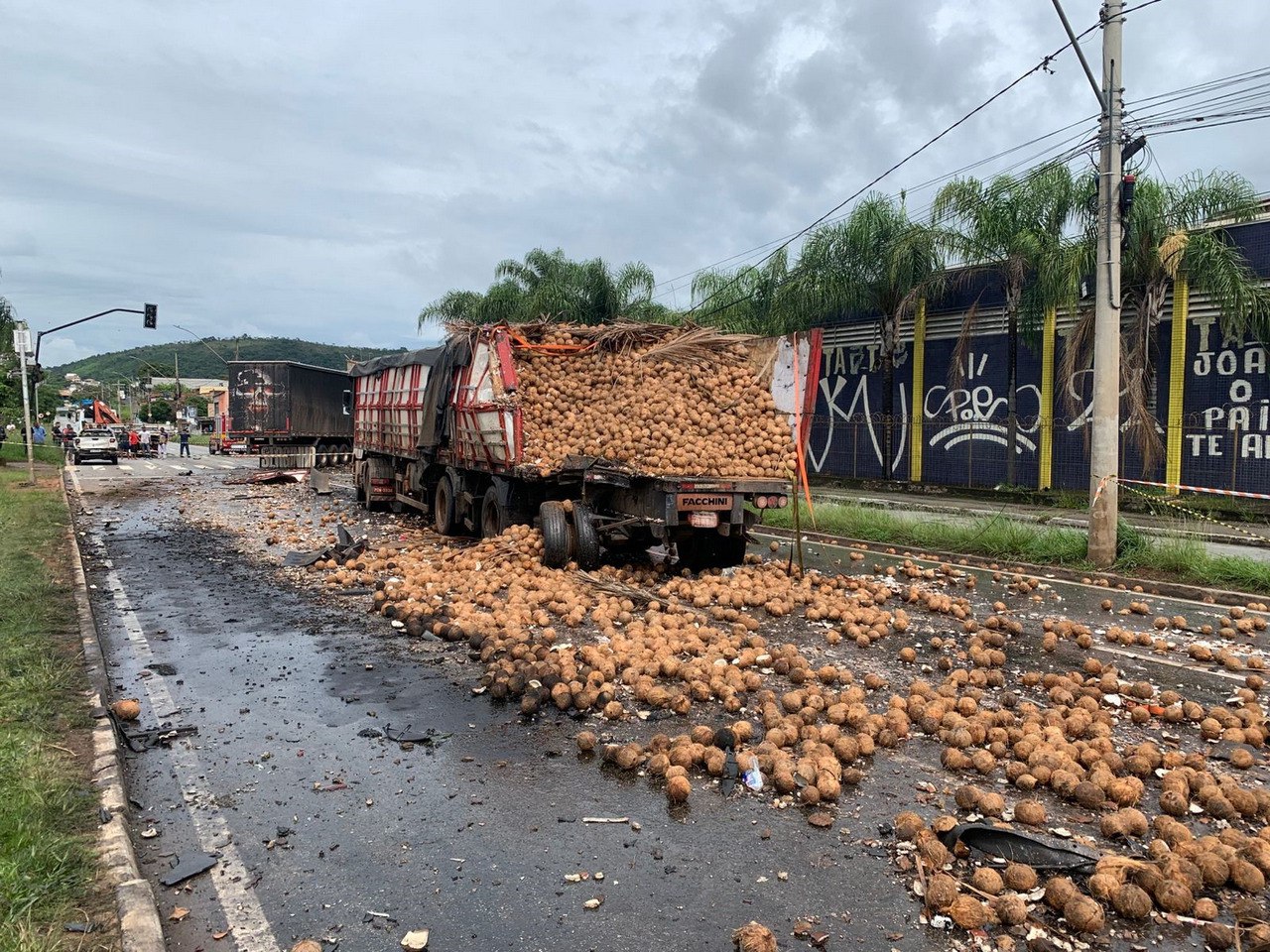 Acidente entre nove veículos interdita Via Expressa de Contagem - Foto: Divulgação/CBMMG