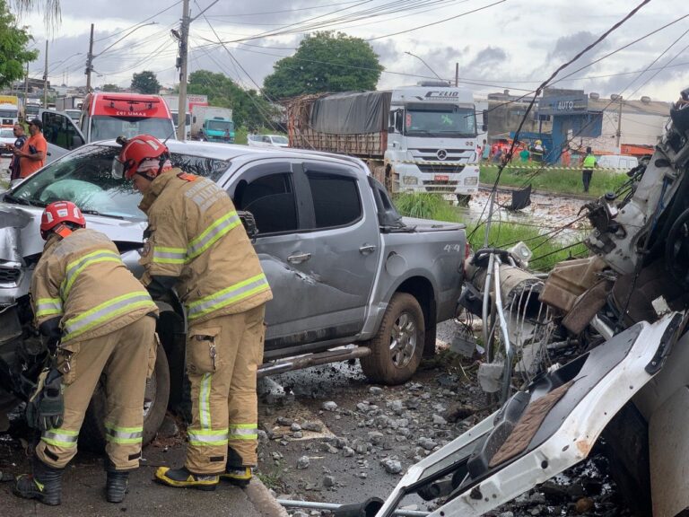 Acidente entre nove veículos interdita Via Expressa de Contagem - Foto: Divulgação/CBMMG