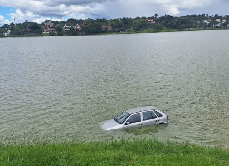 Homem passa mal, perde controle e carro cai na Lagoa da Pampulha, em BH - Foto: Divulgação/CBMMG