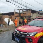 Adolescente é retirada dos escombros de casa que desabou no Paulo VI, em BH - Foto: Divulgação/CBMMG