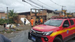 Adolescente é retirada dos escombros de casa que desabou no Paulo VI, em BH - Foto: Divulgação/CBMMG