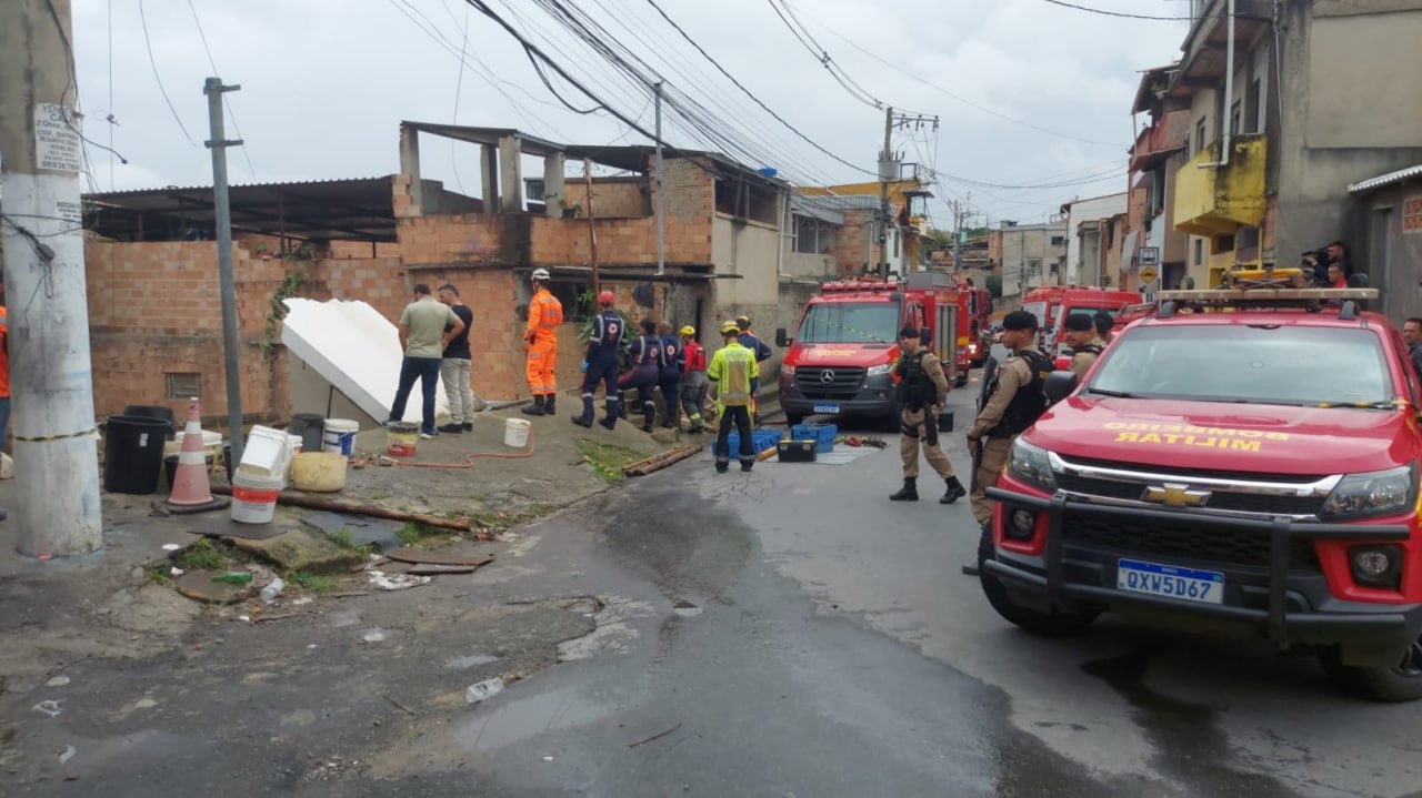 Adolescente é retirada dos escombros de casa que desabou no Paulo VI, em BH - Foto: Divulgação/CBMMG