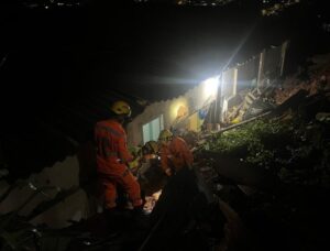 Muro desaba, atinge casa com três pessoas e soterra cadela em Sabará - Foto: Divulgação/CBMMG