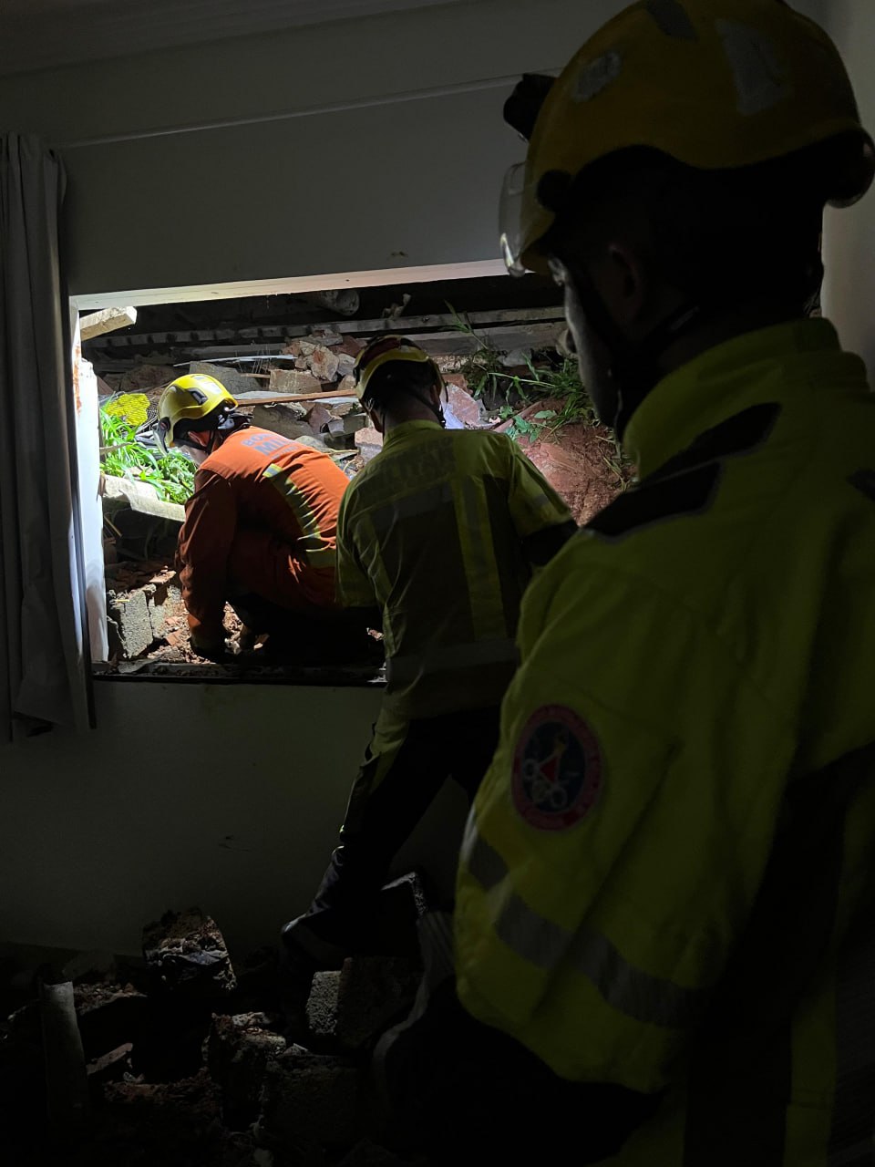 Muro desaba, atinge casa com três pessoas e soterra cadela em Sabará - Foto: Divulgação/CBMMG