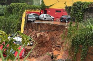 Muro desaba e 'engole' carros após chuva forte no Barreiro, em BH - Foto: Reprodução/Barreiro Memes