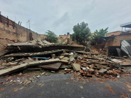 Nove pessoas isoladas após desabamento de casa são resgatadas em BH - Foto: Divulgação/CBMMG