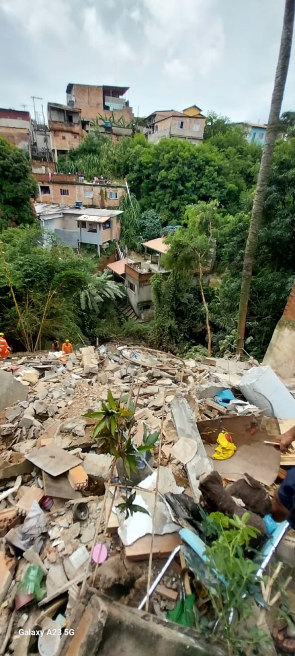 Bombeiros busca por vítima após casa de dois andares desabar no bairro Paraíso, em BH - Foto: Divulgação/CBMMG