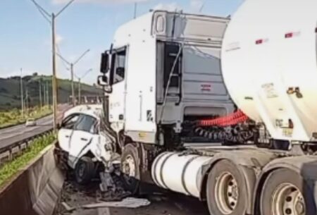 Engavetamento entre quatro veículos fecha totalmente Rodovia Fernão Dias, em Cambuí - Foto: Reprodução/Redes Sociais