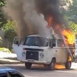 Kombi pega fogo em rua do bairro Santo Agostinho, em BH - Foto: Divulgação/Corpo de Bombeiros