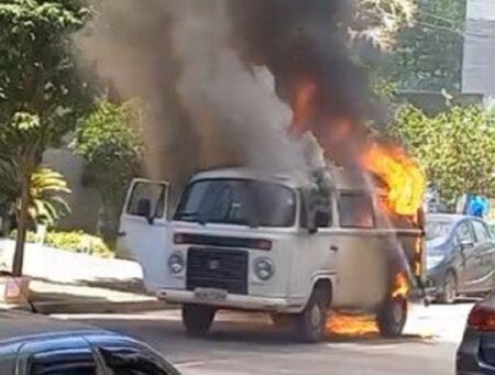 Kombi pega fogo em rua do bairro Santo Agostinho, em BH - Foto: Divulgação/Corpo de Bombeiros